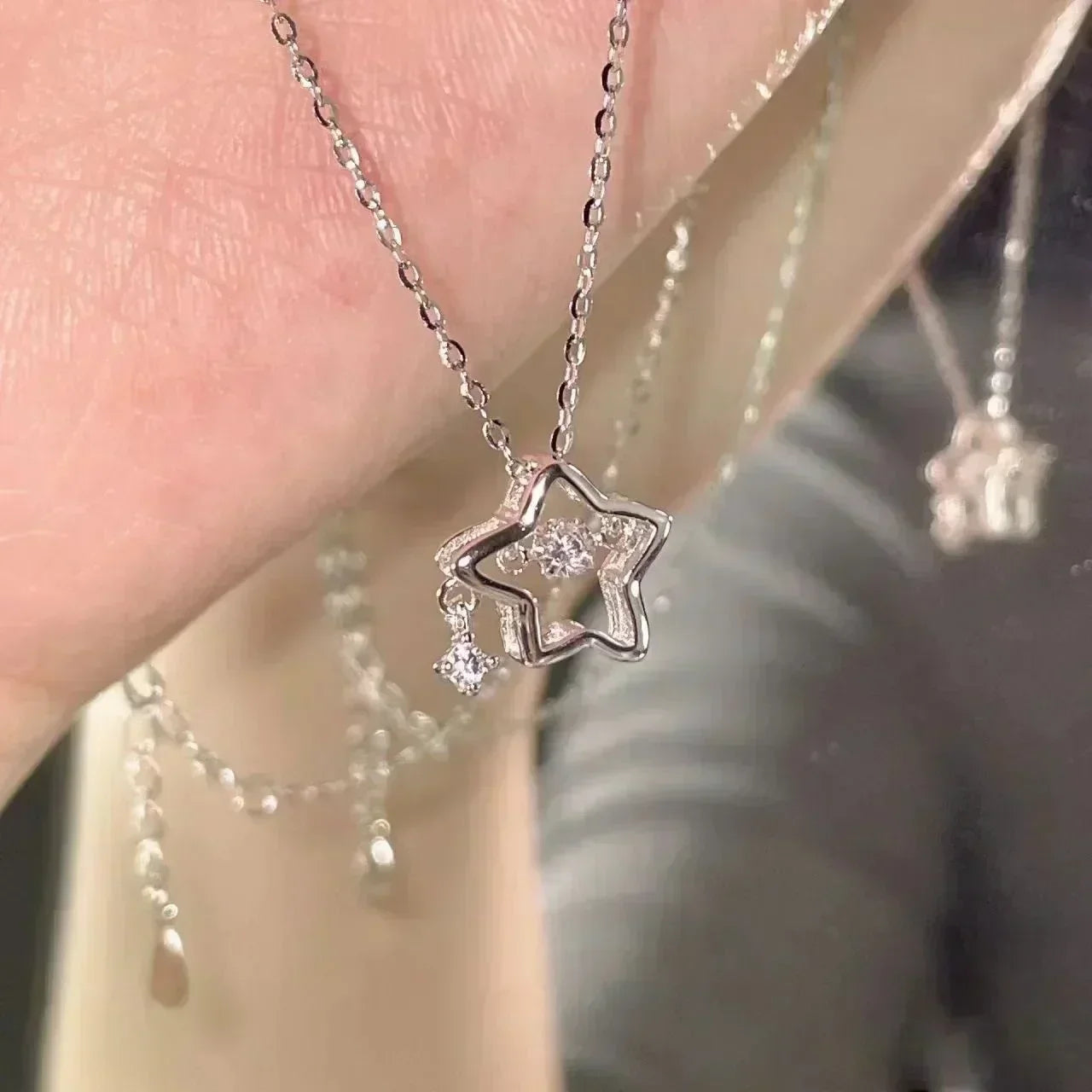VERLAINE PARIS™ | Collier Pendentif en Métal avec Fleur Froissée Élégante
