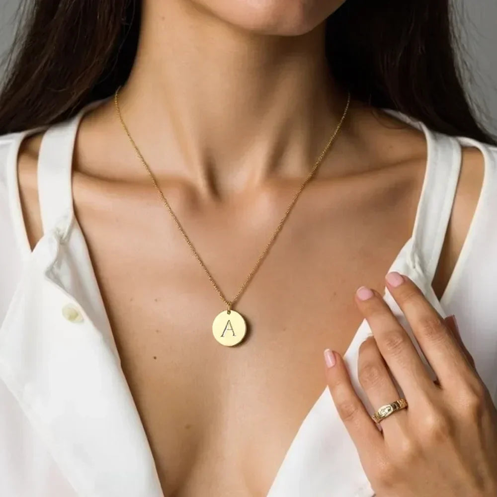 VERLAINE PARIS™ | Collier Pendentif Lettre en Or Élégant