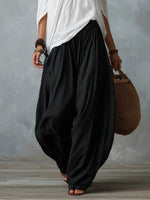 Ensemble composé d'un haut blanc à épaules dénudées et d'un pantalon ample style lanterne